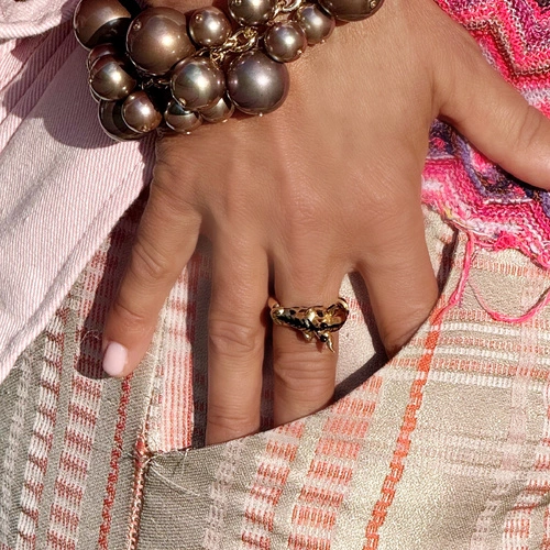 Pozłacany pierścionek z emaliowaną głową żyrafy. KRÓLOWA SAWANNY