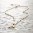 Krótki wisiorek z okrągłą zawieszką z motywem kompasu. STRONY ŚWIATA