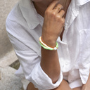 CON AGRADECIMIENTO. Un anillo delicado con bolas blancas.