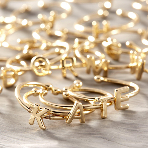 A na imię mam. Pierścionek z literką