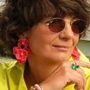 Kolczyki w kształcie różówych kwiatów na złoconym drucie. RAJSKA ŁĄKA