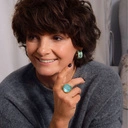 Złocone okrągłe kolczyki z niebieskimi rombami. O ŚWICIE