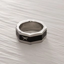 Czarno -srebrny sygnet ze stali, ze ściętymi bokami. WŁADCA PIERŚCIENI