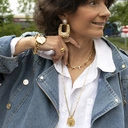 Złocona bransoletka z czarnymi kwiatkami na łańcuchu. LETNIA INSPIRACJA