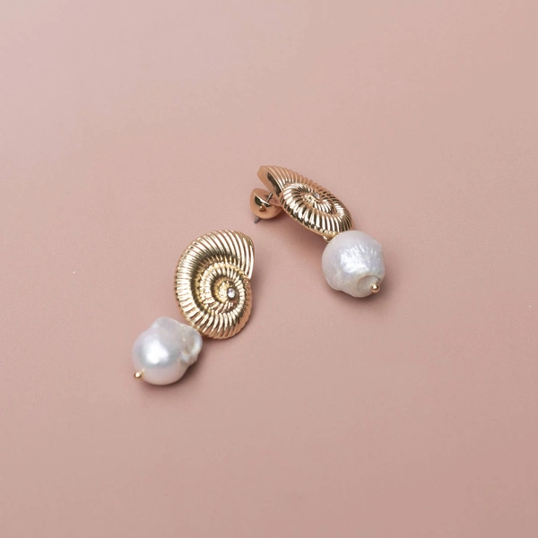 Złote wiszące kolczyki muszelki z perłą i cyrkonią. CHŁÓD FALI