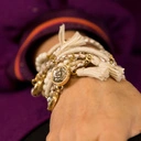 Bransoletka z plecionki z chwostami i kryształami. JASNA SPRAWA