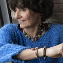 Długie pozłacane kolczyki wiszące z czarnymi kwiatami. MONTAUK