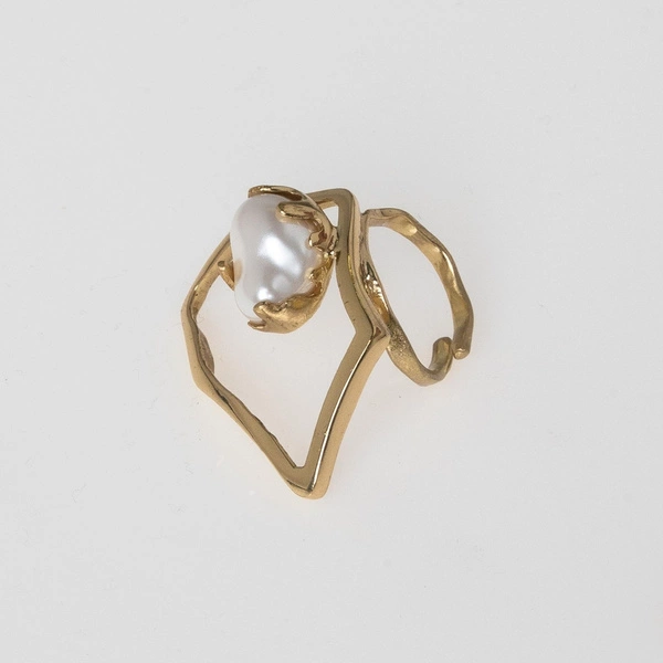 Złocony pierścionek z dekorem o nieregularnej ramie z perłą. PORUSZONY KADR