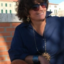 Kolczyki z czarnymi płatkami i kryształkami w tonie cabernet. KOCHA LUBI SZANUJE	