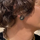 Pozłacane kolczyki wkrętki z pszczołą z cyrkonii. NIEZASTĄPIONA