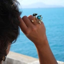 Pozłacany pierścionek z kryształkiem Bermuda Blue. ŹRÓDŁO MOCY