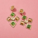 Pozłacane kolczyki w formie krzyży z kryształami. SZTUKA BIZANTYJSKA