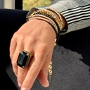 Regulowany pierścień z dużym czarnym kryształem. DOBRA SZEFOWA