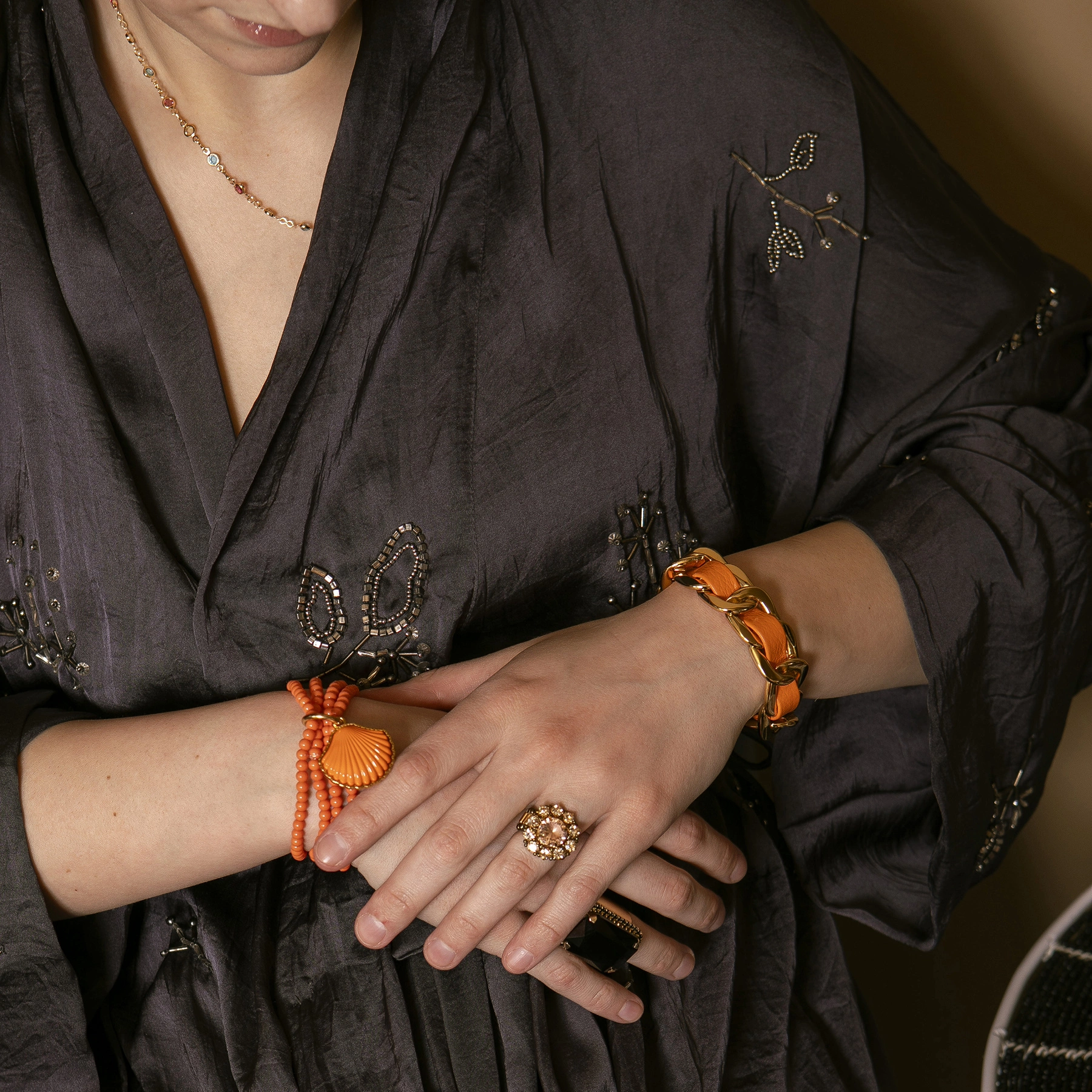 Szeroka pancerka z pomarańczowym paskiem. ZŁOCISTA ALEJA