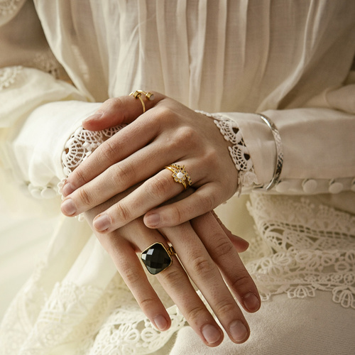 CON AGRADECIMIENTO. Un anillo delicado con bolas blancas.