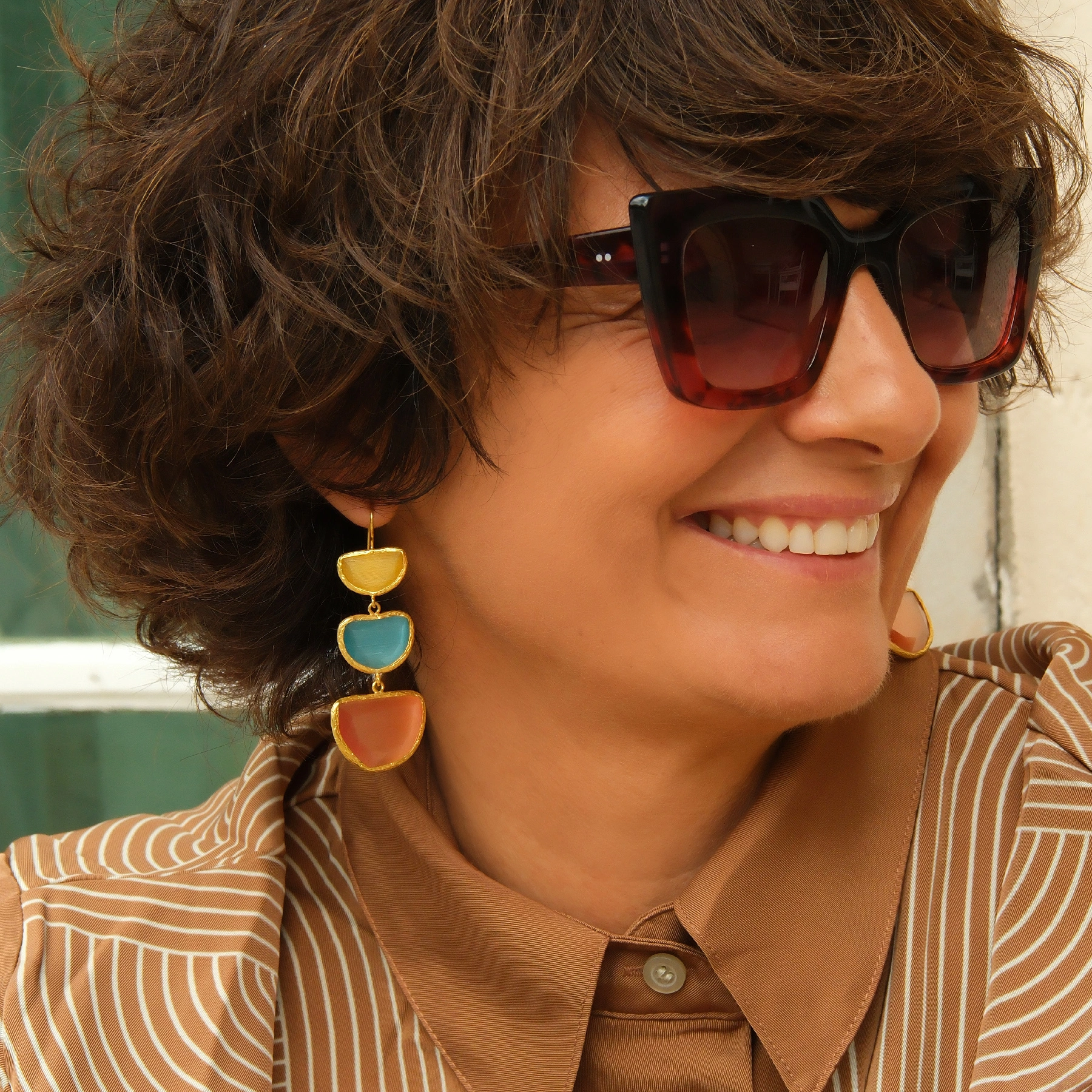 Pozłacane kolczyki wiszące z kolorowymi kryształami. TRZY ŻYCZENIA