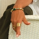 Pozłacany pierścionek w kształcie wiru z małą perłą. SIERRA NEVADA