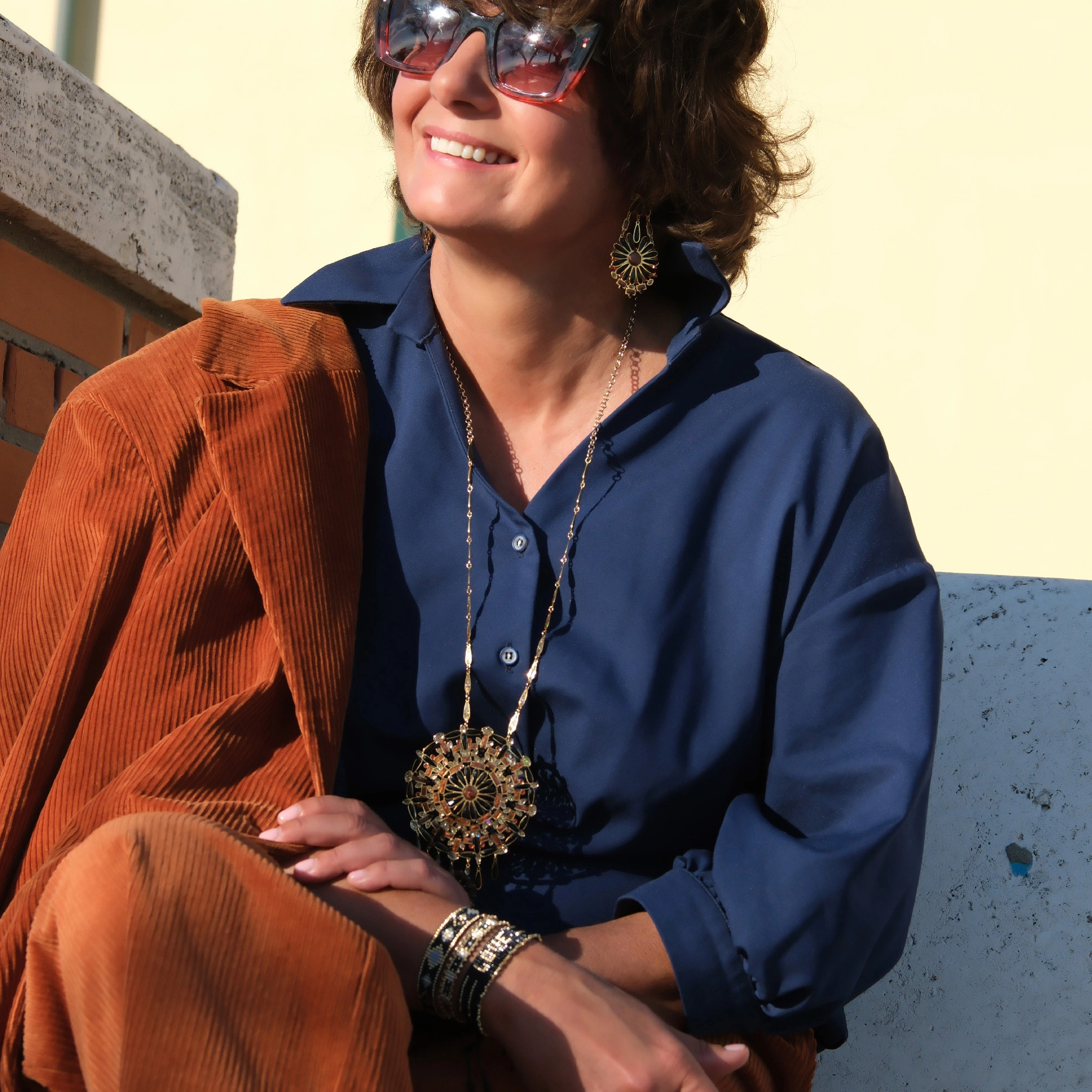 Kolczyki kwiaty z czarnymi płatkami i winnymi kryształami. FIORI DELLA NOTTE