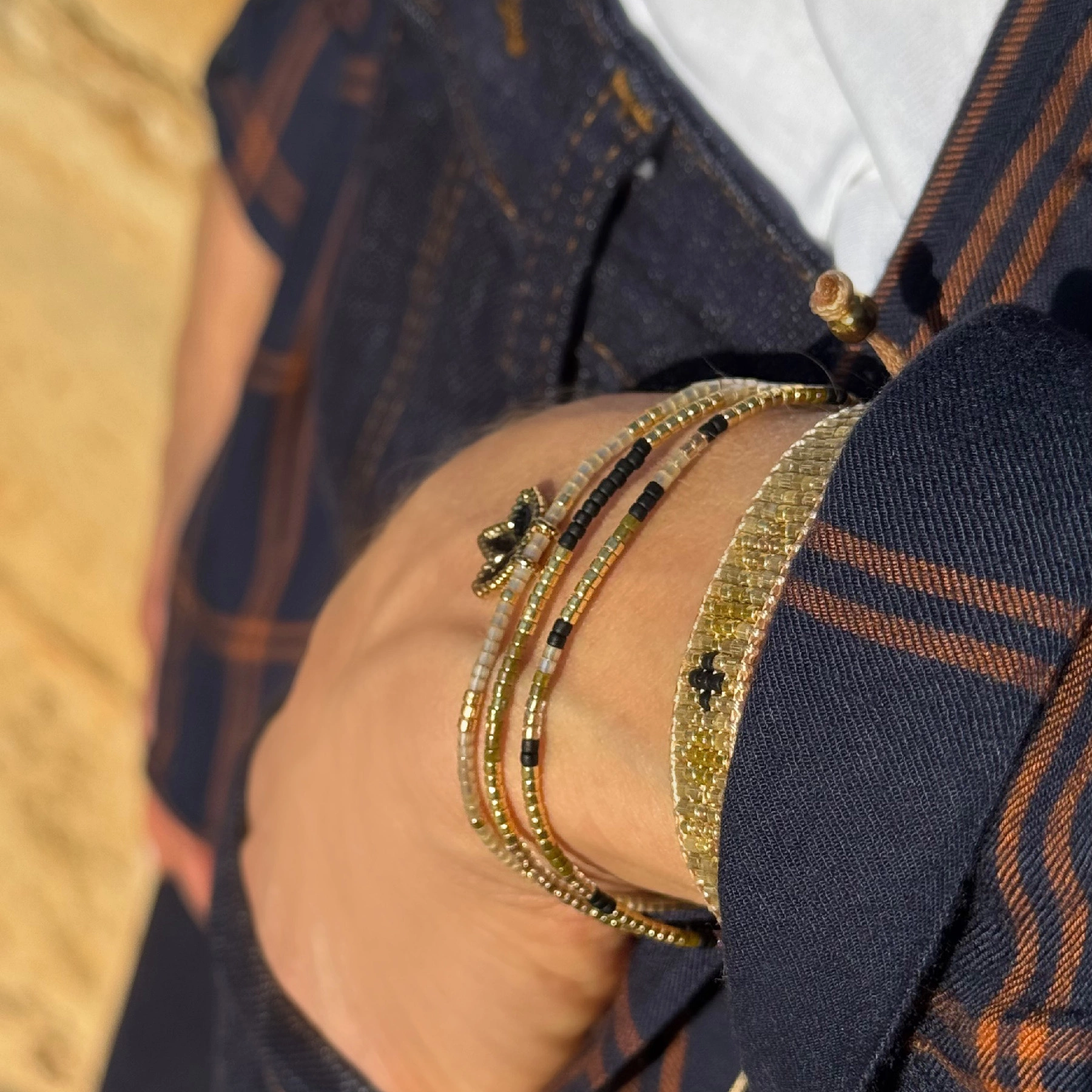 Bransoletka z paciorków Miyuki z ozdobną zawieszką. TULIPE NOIR