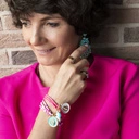 Bransoletka z różowych koralików z zawieszką. PANI WRÓŻKA