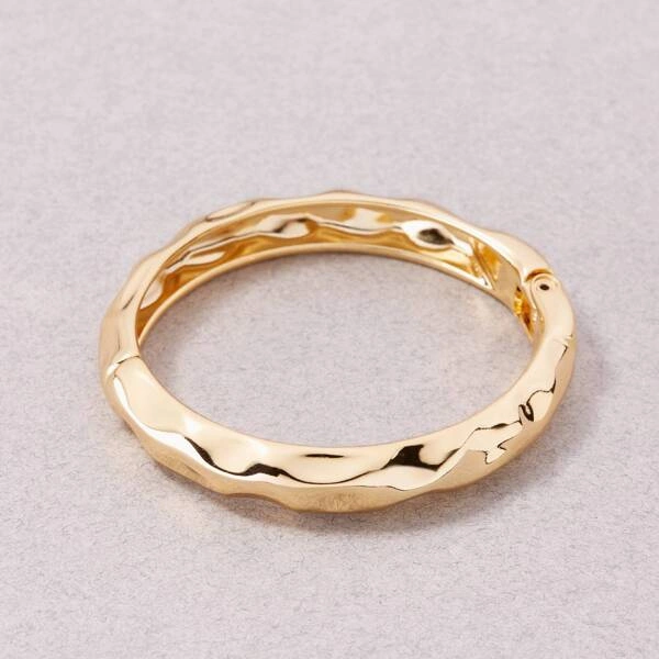 Sztywna pozłacana bransoletka o pofałdowanej powierzchni. MOJA NATURA