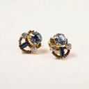 Drobne kolczyki z kryształkami w odcieniach błękitu. NIEZAPOMINAJKI