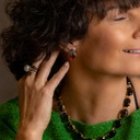 Kolczyki wkrętki z kształcie muszek z kryształkami. SŁODKI GRANAT