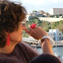 Sztywna bransoletka w formie kwadratu z beżowego akrylu. BEŻ SZANS