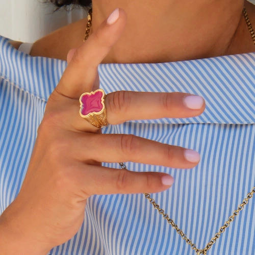 Pozłacany pierścień z różowym motywem romańskim z emalii. FUCSIA ROMANA