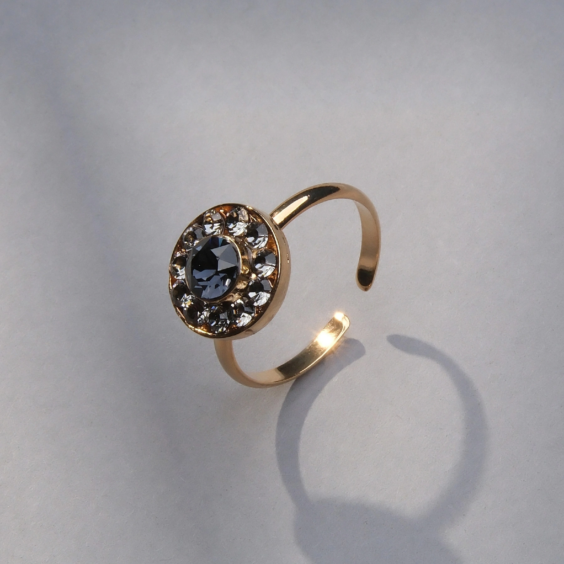 Mały pierścionek z kryształami w granacie i szarości. DIAMENT W OKU