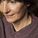 Kolczyki wkrętki z emaliowaną na perłowo kuleczką. UZIEMIONE