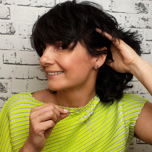 Uwielbienie geometrii. Kolczyki wkrętki z szarym kryształkiem