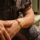 Pozłacana bransoletka z głowami panter z cyrkoniami.  PROSTO W OCZY