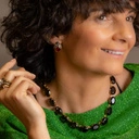 Kolczyki wkrętki z kształcie muszek z kryształkami. SŁODKI GRANAT