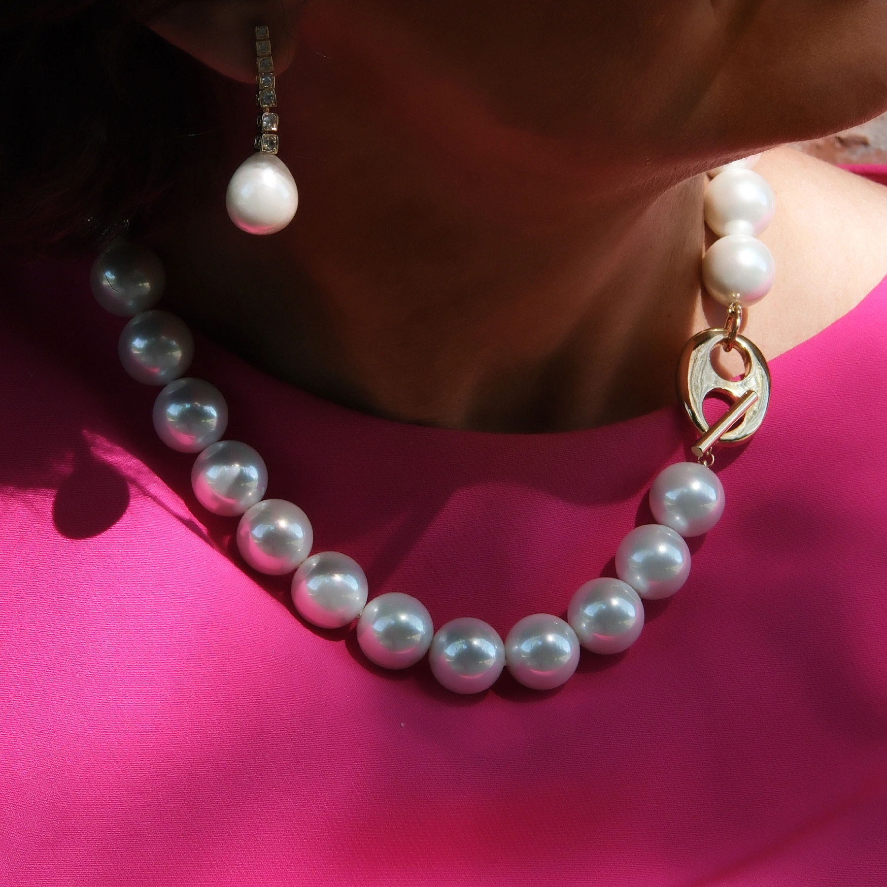 Naszyjnik ze szklanych pereł Majorka ze złotym zapięciem. BIAŁA POŚWIATA