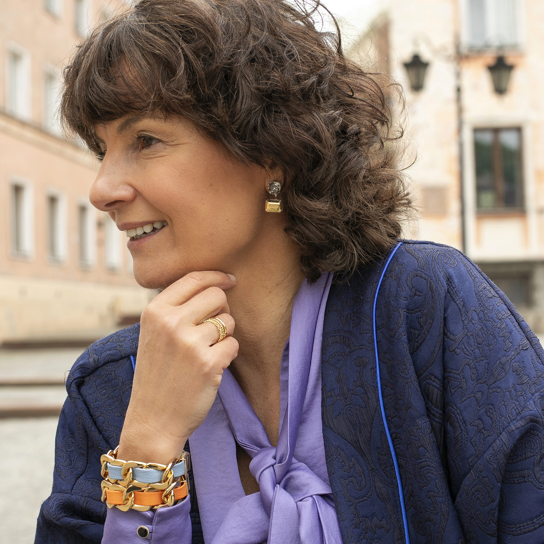 Szeroka pancerka z pomarańczowym paskiem. ZŁOCISTA ALEJA