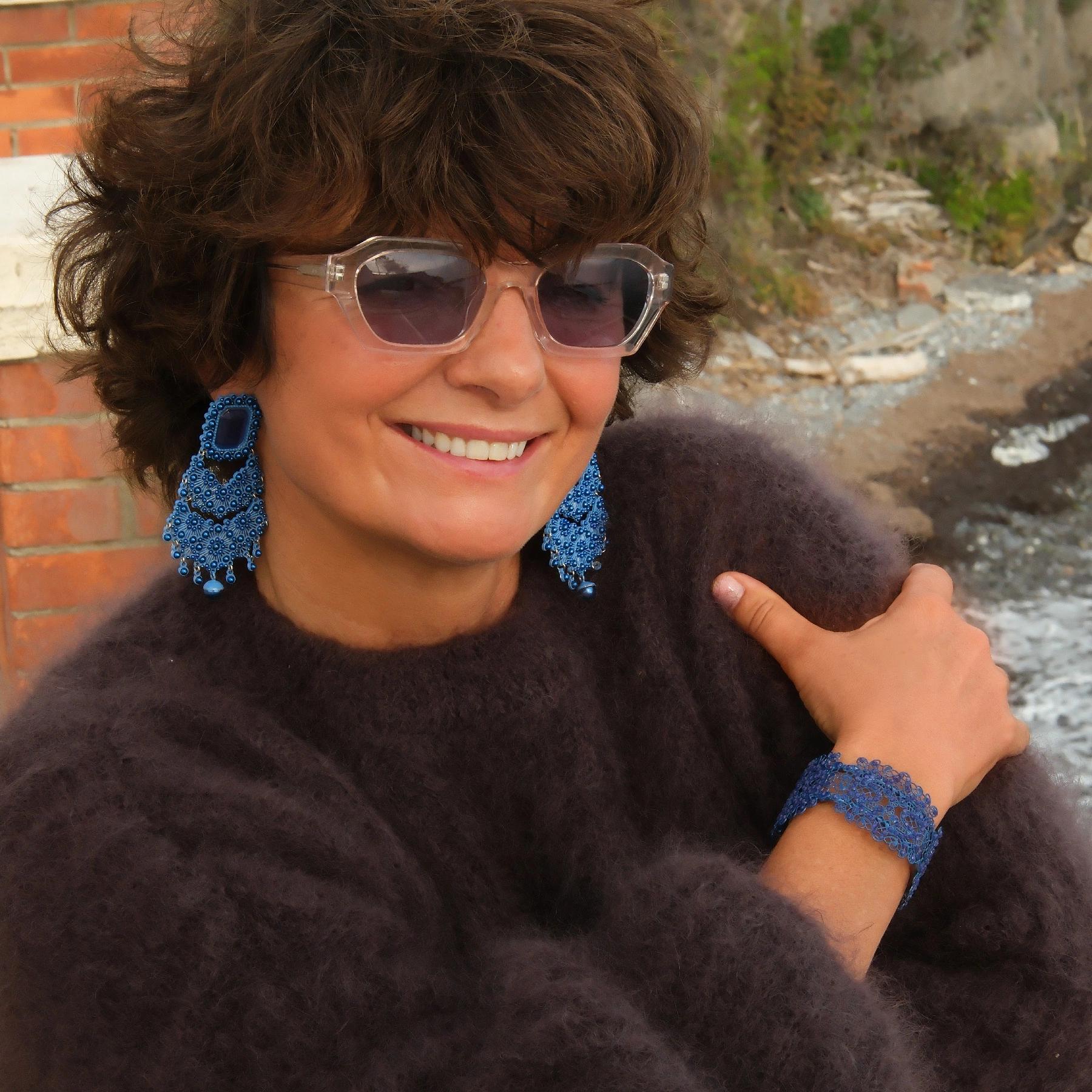 Kolczyki z niebieskimi falbankami i kryształem. LUSTRA WENECKIE