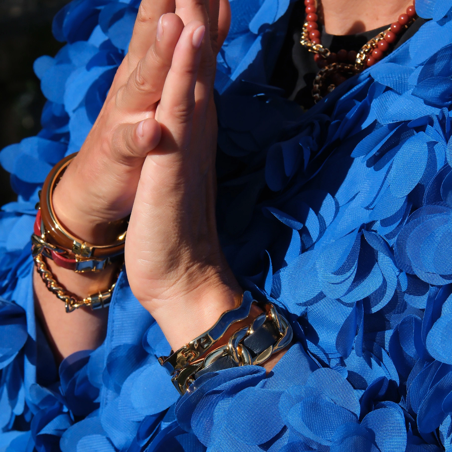 Złocona bransoleta z dekorem z akrylu w kolorze mokka. CAFE MOCCA