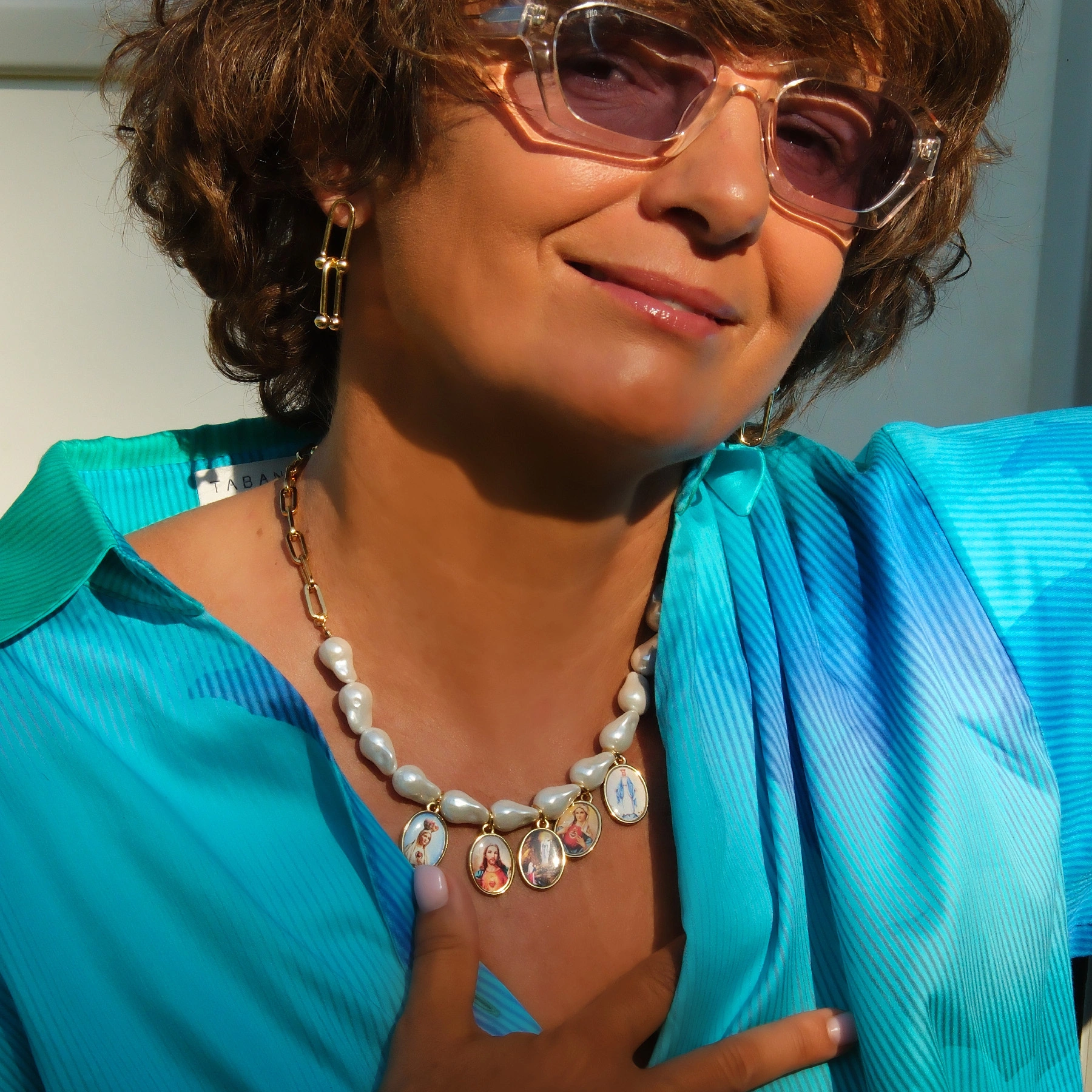 Pozlacany naszyjnik z perłami i zawieszkami ze świętymi. ZAWSZE PRZY TOBIE