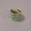 Złoty regulowany pierścionek pokryty zieloną oksydą. ZWINIĘTY LIŚĆ