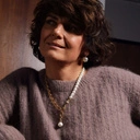 Krótki pozłacany naszyjnik z białych pereł i łańcucha. OGNISTY TEMPERAMENT