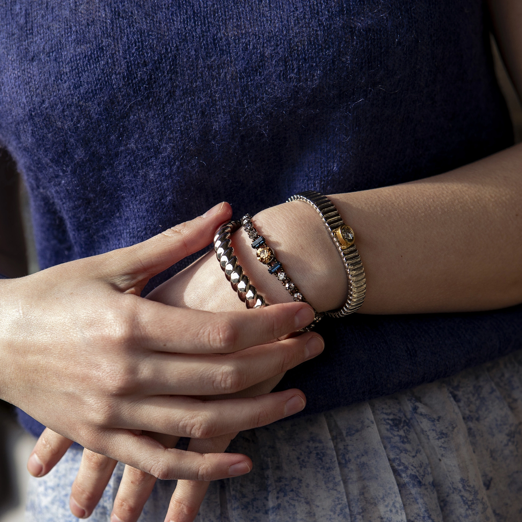 Sztywna srebrzona bransoletka o wytłaczanej powierzchni. SILVER MOON