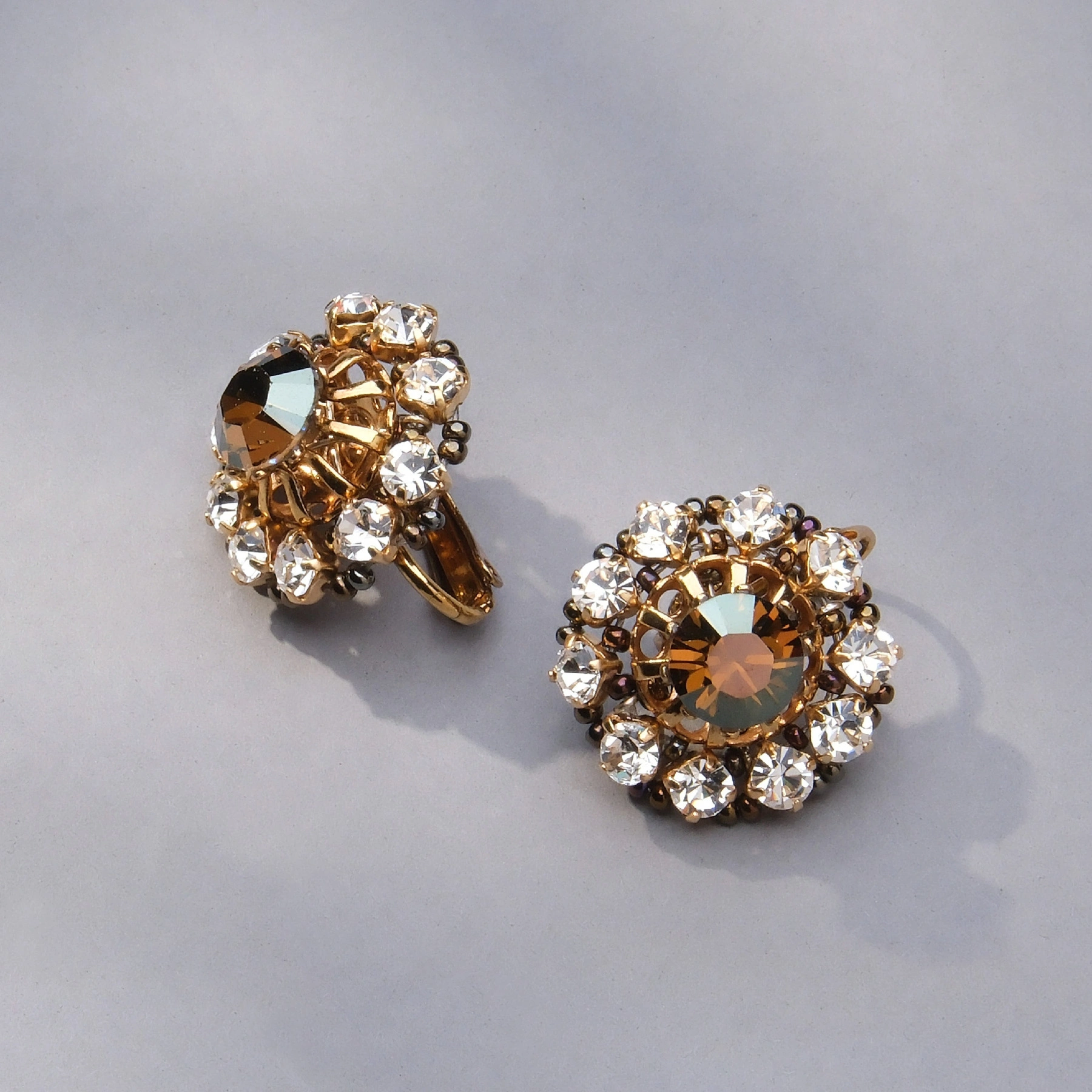 Klipsy ze złoconych koralików i kryształków. WIECZOR W RIO