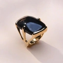 Pozłacany pierścień z owalnym czarnym agatem. MOC AGATU