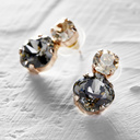 CHATEAU DE BORDEAU. Pendientes tachuelas pequeños en color oro y gris