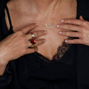 Wiosną soczyście. Pierścionek z oczkiem w bordowym kolorze