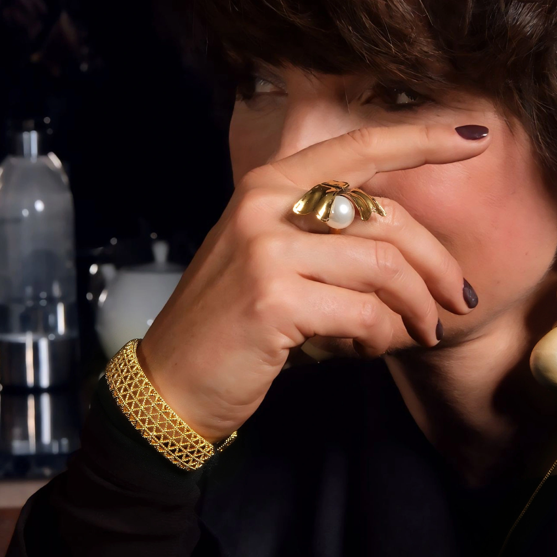 Pozłacany pierścionek z perłą i motywem muchy. BOUTON