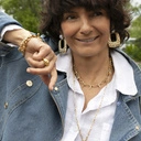 Złota bransoletka z łańcucha z czarnymi kwiatkami. LETNIA INSPIRACJA