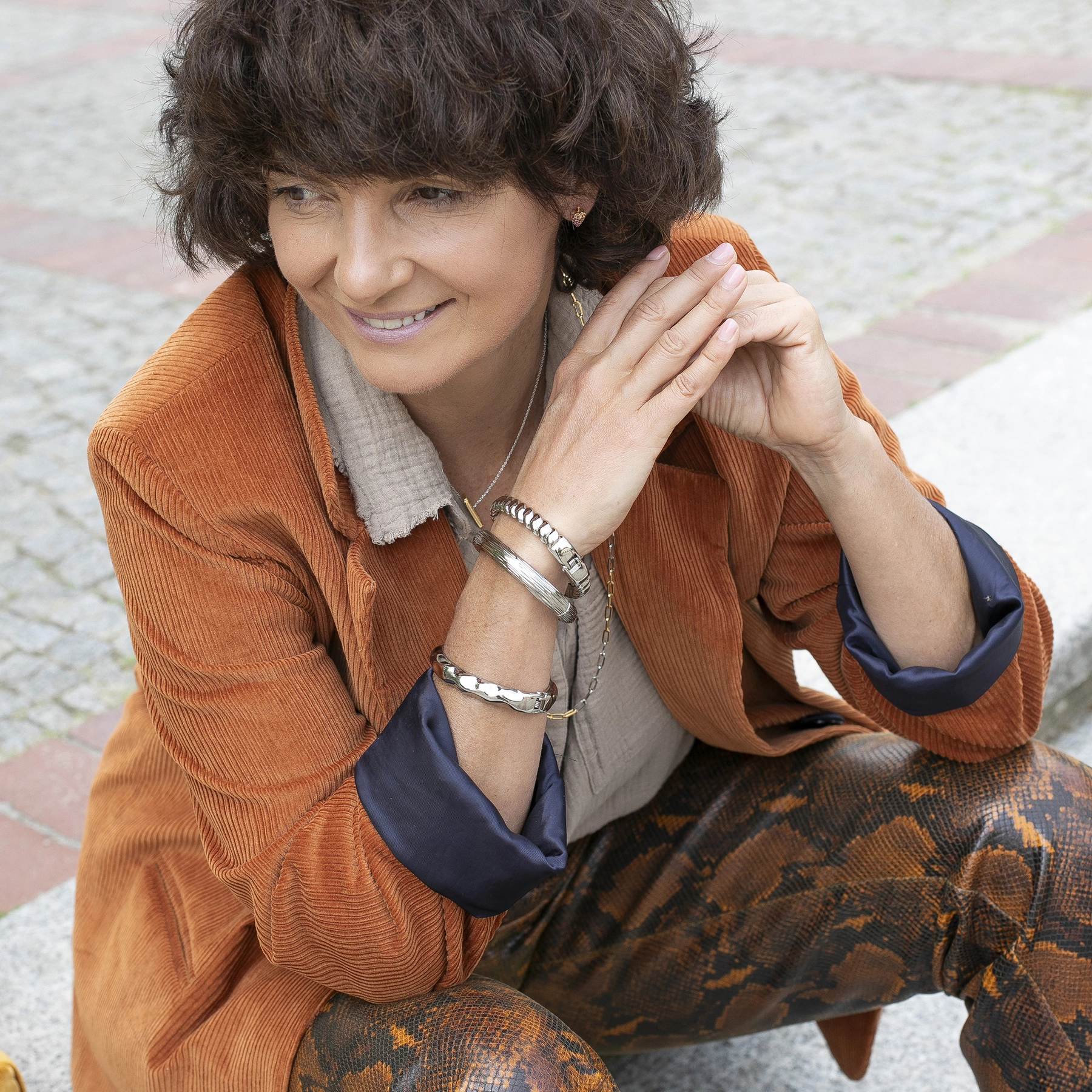 Sztywna srebrzona bransoletka o wytłaczanej powierzchni. SILVER MOON