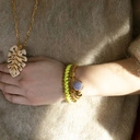 Drobne pozłacane kolczyki o nieregularnej formie. AWANGARDA